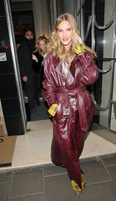 Rosie Huntington-Whiteley spaja nespojivo: Bordo, žuto i karirano u savršenoj modnoj igri