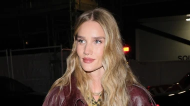 Nespojivo? Rosie Huntington-Whiteley zna modnu igru i nosi hit kombinaciju dana