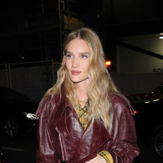 Nespojivo? Rosie Huntington-Whiteley zna modnu igru i nosi hit kombinaciju dana