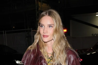 Rosie Huntington-Whiteley spaja nespojivo: Bordo, žuto i karirano u savršenoj modnoj igri