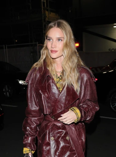 Rosie Huntington-Whiteley spaja nespojivo: Bordo, žuto i karirano u savršenoj modnoj igri