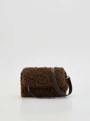 Pristupačne i chic: Reserved torbe savršene za zimske kombinacije