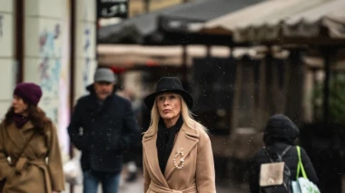 Klasika koja uvijek dobro prolazi: Camel kaput, šešir i visoke čizme kao prava zimska uniforma