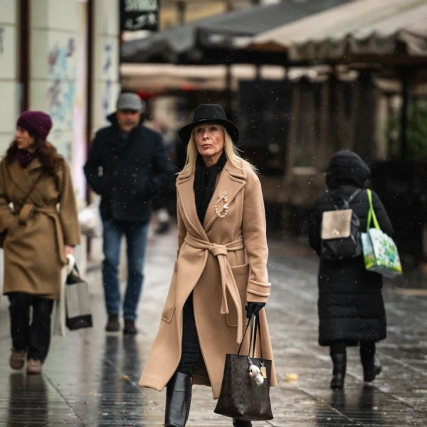 Klasika koja uvijek dobro prolazi: Camel kaput, šešir i visoke čizme kao prava zimska uniforma