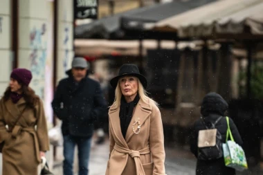 Klasika koja uvijek dobro prolazi: Camel kaput, šešir i visoke čizme kao prava zimska uniforma