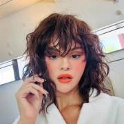 Shag frizura: Ultimativni vodič za najpoželjniji stil koji pristaje svima