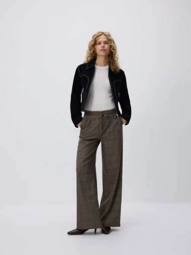 Zimska sezona u znaku kariranih hlača: Elegantan povratak modnog klasika