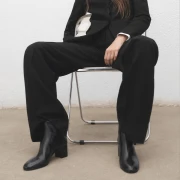 Trendi kožne gležnjače koje osvježavaju zimske kombinacije