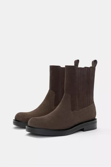 Trendi kožne gležnjače koje osvježavaju zimske kombinacije