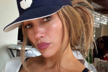 Tijelo iz snova: J.Lo oduzima dah i u običnoj kombinaciji 'za po doma'