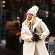 Zimska bajka na špici: Dama u bijelom pokazala kako spojiti meku eleganciju i nordijski šarm