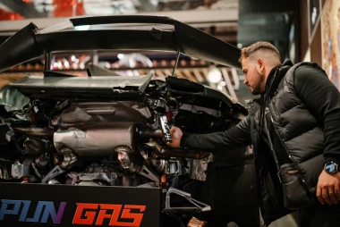 Adrenalin, miris oktana i energija nabrijanog automobilskog podzemlja – sinoć je sve to stiglo u cinestar na premijeru filma Pun gas!