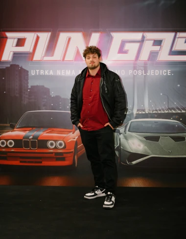 Adrenalin, miris oktana i energija nabrijanog automobilskog podzemlja – sinoć je sve to stiglo u cinestar na premijeru filma Pun gas!