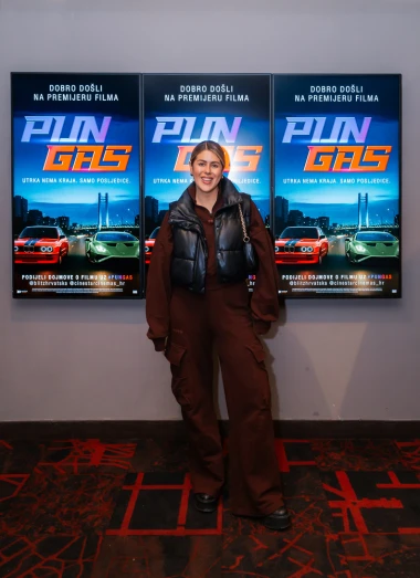 Adrenalin, miris oktana i energija nabrijanog automobilskog podzemlja – sinoć je sve to stiglo u cinestar na premijeru filma Pun gas!