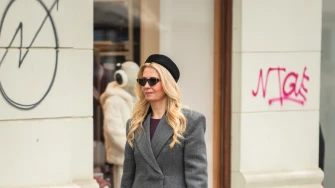 Siva elegancija na špici: Dama u kaputu koji podiže svaki look, a torba je pravi šlag na torti