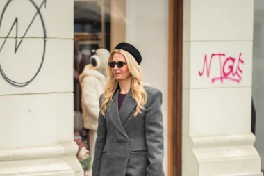 Siva elegancija na &scaron;pici: Dama u kaputu koji podiže svaki look, a torba je pravi &scaron;lag na torti