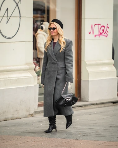 Siva elegancija na &scaron;pici: Dama u kaputu koji podiže svaki look, a torba je pravi &scaron;lag na torti