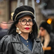 Zlatni detalji koji mijenjaju sve: Dama sa špice u tamnoj, ali nimalo dosadnoj kombinaciji