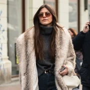 Tako se to radi: Djevojka sa špice u statement kaputu koji podiže i najjednostavniju kombinaciju