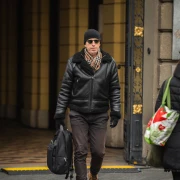 Muškarac sa špice u cool outfitu: Pilotska jakna i zimske gležnjače idealan su spoj