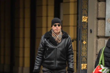 Muškarac sa špice u cool outfitu: Pilotska jakna i zimske gležnjače idealan su spoj