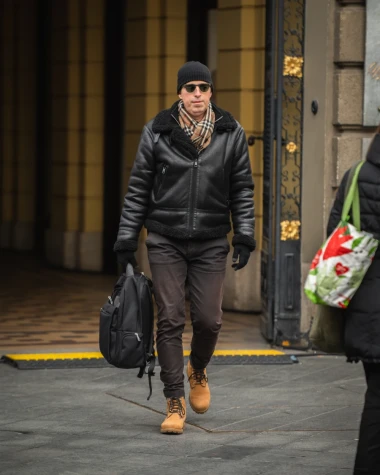 Muškarac sa špice u cool outfitu: Pilotska jakna i zimske gležnjače idealan su spoj