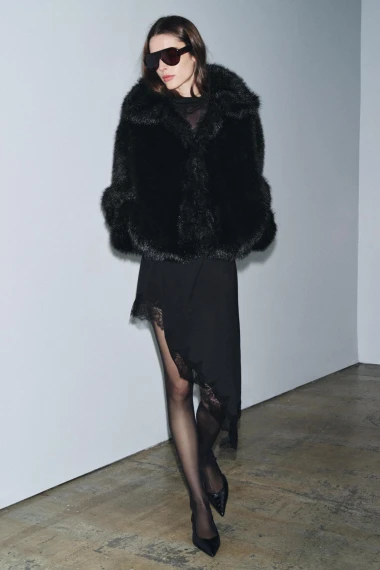 Suknje iz Zare potpuno su zaludjele društvene mreže: Od šljokica do kraljevske elegancije