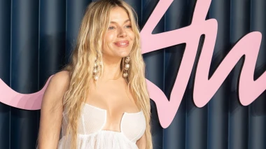 Sienna Miller na crvenom tepihu: U prozirnoj Givenchy haljini otkrila treću trudnoću