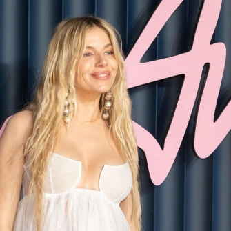 Sienna Miller na crvenom tepihu: U prozirnoj Givenchy haljini otkrila treću trudnoću