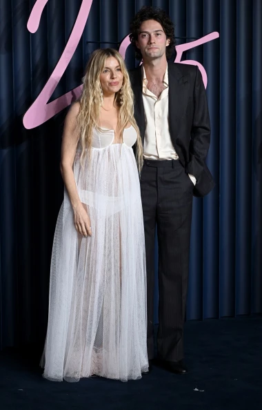 Sienna Miller na crvenom tepihu: U prozirnoj Givenchy haljini otkrila treću trudnoću