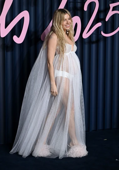 Sienna Miller na crvenom tepihu: U prozirnoj Givenchy haljini otkrila treću trudnoću
