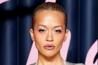 Haljina koja je zapalila crveni tepih: Božanstvena Rita Ora u bisernoj kreaciji