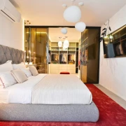 Ideje Mirjane Mikulec: Spavaća soba s walk-in ormarom i posebnom crvenom kadom