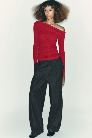 Prosinac je odjeven u crveno: Ovih 15 komada vrijedi imati u ormaru