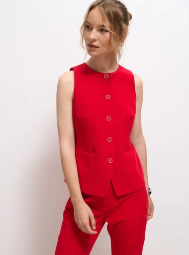 Prosinac je odjeven u crveno: Ovih 15 komada vrijedi imati u ormaru