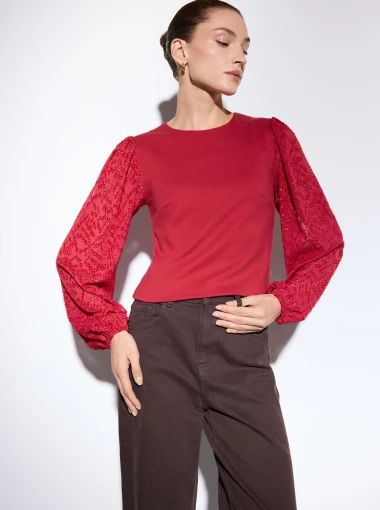 Prosinac je odjeven u crveno: Ovih 15 komada vrijedi imati u ormaru