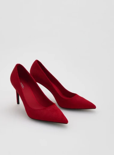 Prosinac je odjeven u crveno: Ovih 15 komada vrijedi imati u ormaru