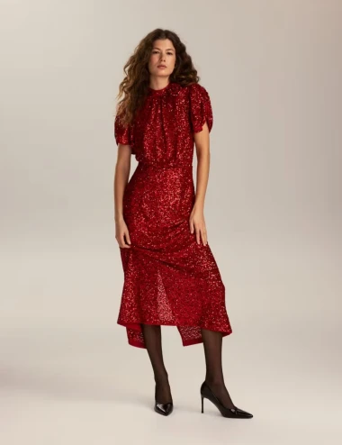 Prosinac je odjeven u crveno: Ovih 15 komada vrijedi imati u ormaru