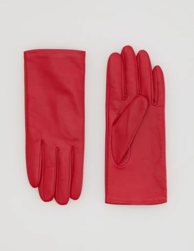 Prosinac je odjeven u crveno: Ovih 15 komada vrijedi imati u ormaru