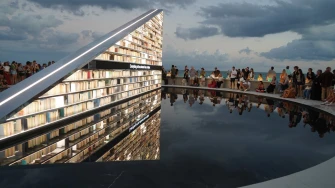 Arhitektonsko čudo u Miamiju: Knjižnica visoka 6 metara svijetli i povezuje zaljubljenike u knjige