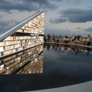 Arhitektonsko čudo u Miamiju: Knjižnica visoka 6 metara svijetli i povezuje zaljubljenike u knjige