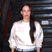 Predivna unuka Elvisa Presleyja Riley Keough oduševila outfitom na Chanel reviji