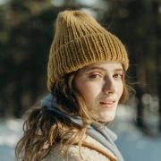 Kako spriječiti oštećenje i elektricitet kose uz svakodnevno nošenje kape?