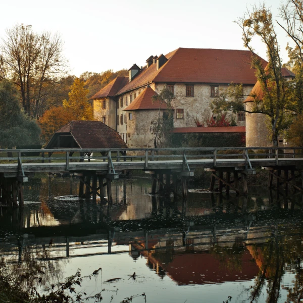 Dvorac Otočec: Bajkovita oaza povijesti i gastronomije na samo pola sata od Zagreba