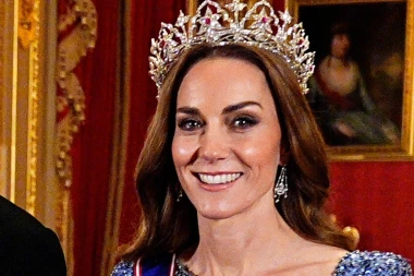 Uvijek elegantna Kate Middleton očarala u plavim izdanjima, a nosila je i poseban detalj