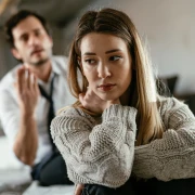 Psiholozi otkrivaju 6 izdaja u vezi koje bole više od varanja — i događaju se češće nego što misliš