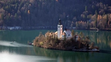 Zimska čarolija samo 140 km od Zagreba: Vodič za advent na Bledu