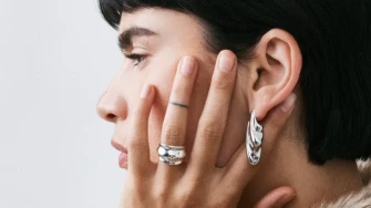 Chic i efektno: Oversized srebrne naušnice za blagdansku eleganciju