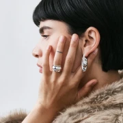 Chic i efektno: Oversized srebrne naušnice za blagdansku eleganciju