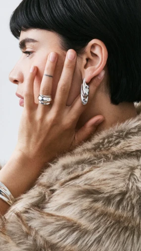 Chic i efektno: Oversized srebrne naušnice za blagdansku eleganciju